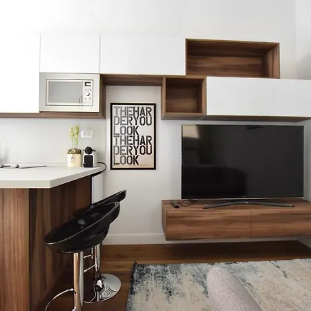 Luxury By Hi5 - Broadway * Budapest